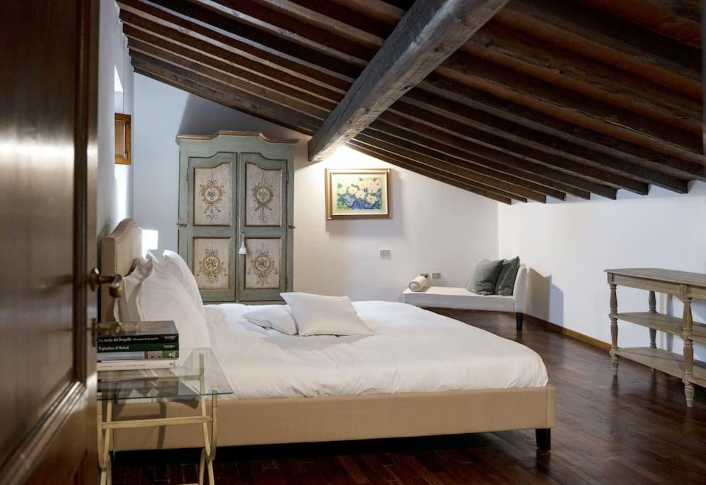 D/t Elegant & Spacious Flat 2' Walk Train Station Apartment Florence